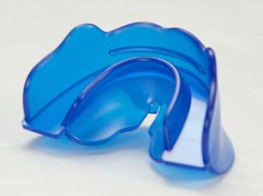 プレオルソ：青いシリコン素材でできており、4歳前後のお子様から使用可能です。