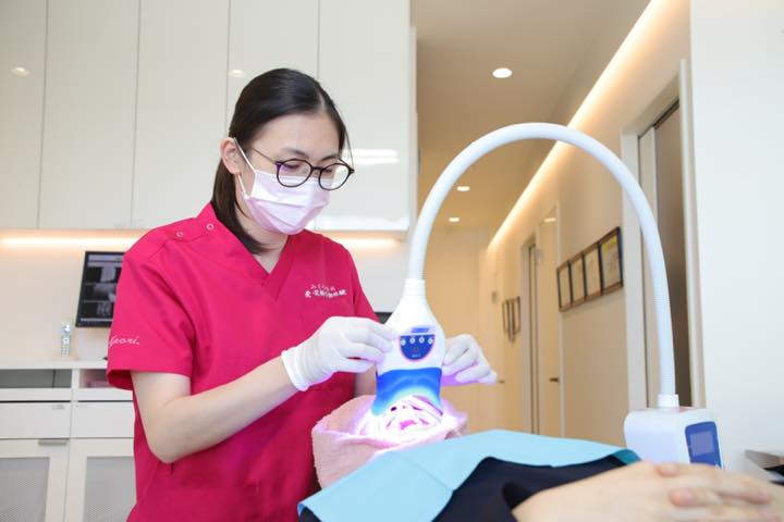 ホワイトニング施術時：国家資格の歯科衛生士が
1時間ほどをかけ、説明をしながら、ゆったりと施術いたします。